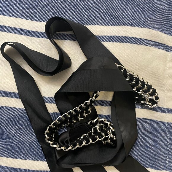 Silver chain interwoven with black satin belt - Picture 4 of 4